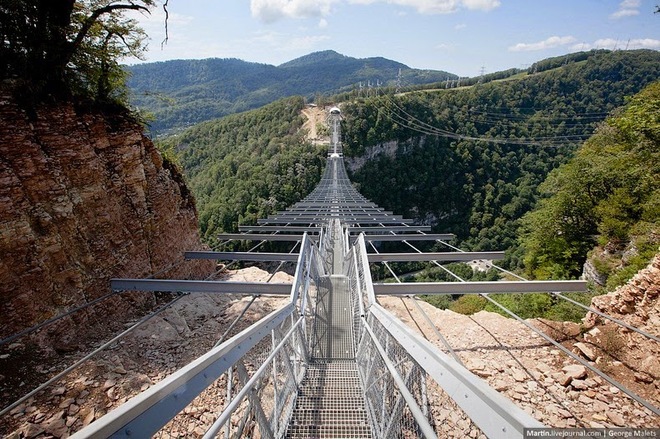 Độc đáo với cầu treo đi bộ dài nhất thế giới