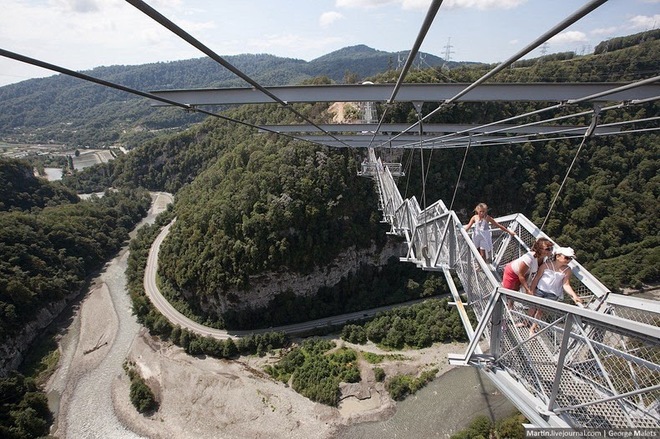 Độc đáo với cầu treo đi bộ dài nhất thế giới