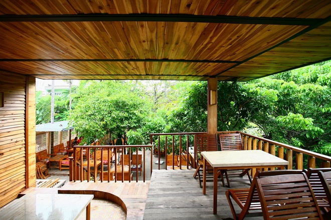 Quán cà phê hút khách bởi kiến trúc cây xanh và hồ cá ở đà nẵng