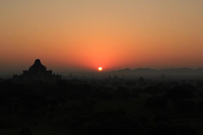 Bagan đẹp cổ kính trong ánh bình minh