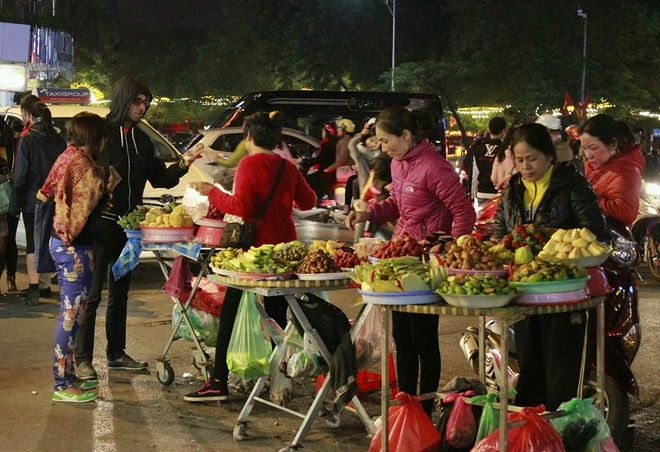 Chợ đêm phố cổ hà nội thu hút khách tây