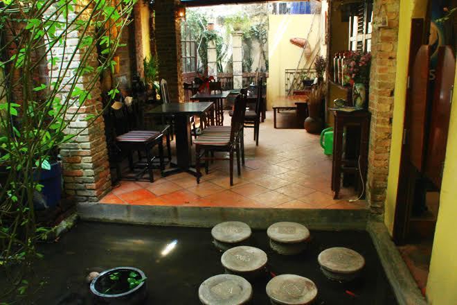 Độc đáo quán trà cổ mộc mạc giữa thành phố