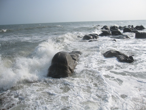 Những bờ biển có bãi đá đẹp ở việt nam