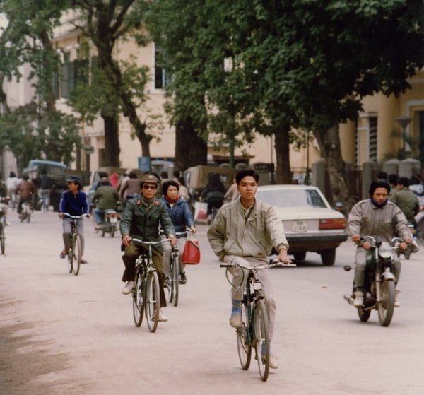 Hà Nội thập niên 90: Lưu giữ ký ức về Hà Nội xưa, bức ảnh thập niên 90 thật sự là khoảng thời gian đáng nhớ với con người và văn hoá đặc trưng của thành phố này.