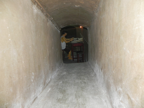 Căn hầm bí mật dưới chiếc tủ gỗ ở sài gòn