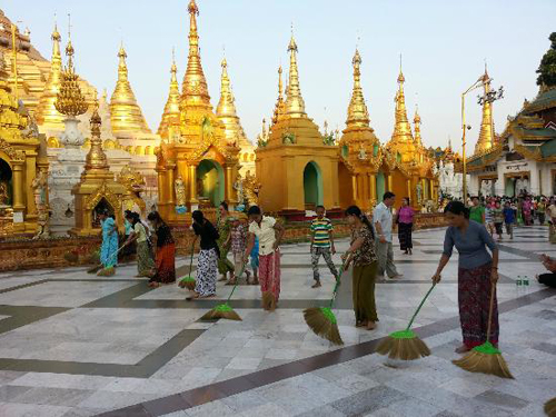 Chân trần trong chùa vàng shwedagon lộng lẫy