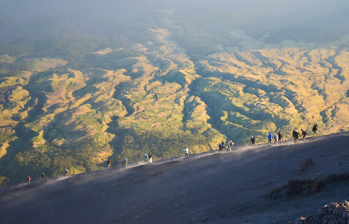 Gunung rinjani hành trình cheo leo bên miệng núi lửa