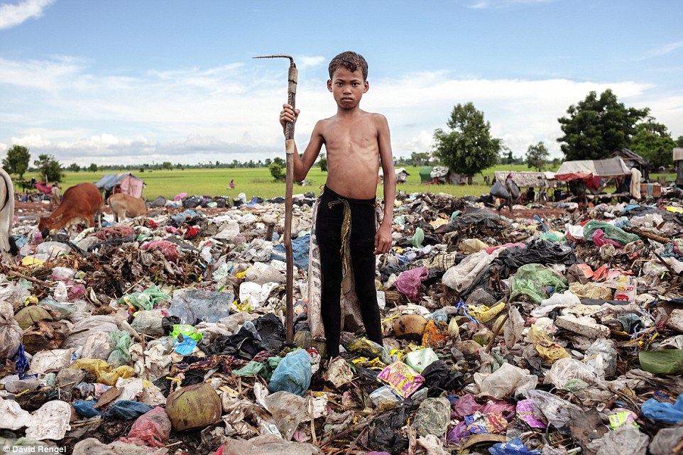 Hình ảnh gây sốc về trẻ em làm việc tại bãi rác nhiễm độc
