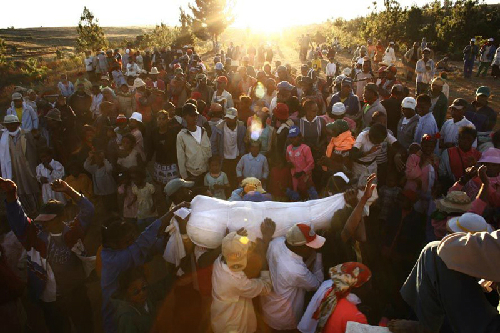 Lễ hội đào bới xác chết ở madagascar