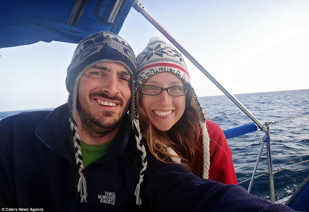 Bán nhà bỏ việc cặp đôi du lịch khắp thế giới trên chiếc thuyền buồm
