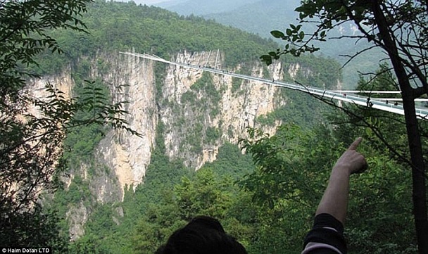 choáng với cây cầu bằng kính đáng sợ nhất thế giới ở trung quốc