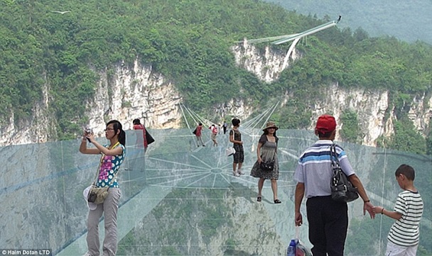 choáng với cây cầu bằng kính đáng sợ nhất thế giới ở trung quốc