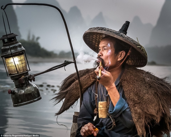 Kỳ lạ ngư dân bắt cá bằng chim cốc ở trung quốc