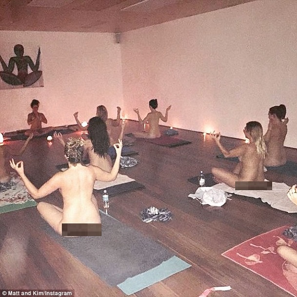 sốt với trào lưu yoga nude ở úc