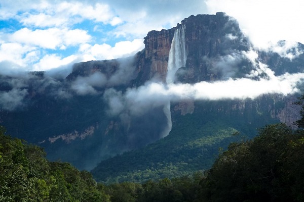 20 thác nước kỳ lạ trái với quy luật tự nhiên trên thế giới