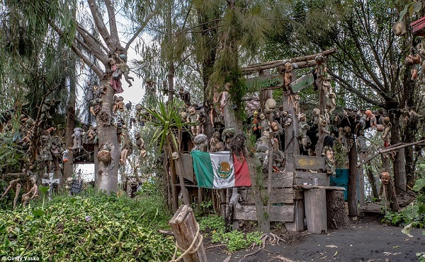 Bí ẩn đau thương trên đảo búp bê ma quái ở mexico