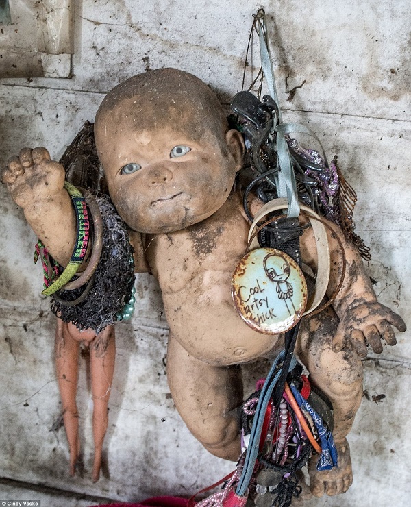 Bí ẩn đau thương trên đảo búp bê ma quái ở mexico