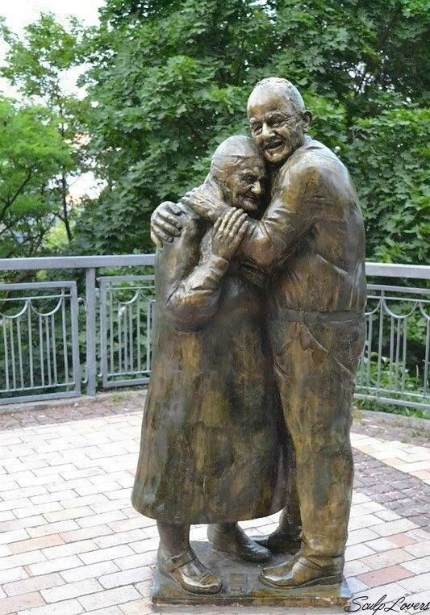 Câu chuyện cảm động về bức tượng đồng tình yêu vĩnh cửu ở kiev