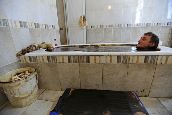 Sốt trào lưu du lịch tắm dầu mỏ trị bệnh ở azerbaijan