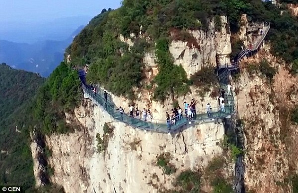 Clip cầu kính cao nghìn mét rạn nứt khiến du khách hoảng sợ
