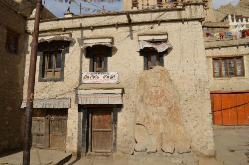 Cung điện nguy nga bỏ hoang trên dãy himalaya
