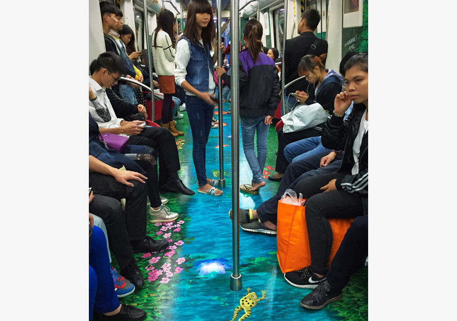 Du khách thích thú với tranh 3d sống động như thật trên tàu điện ngầm