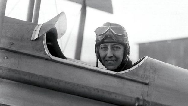 Nữ phi công du lịch qua 23 nước bằng máy bay cổ biplane 1942