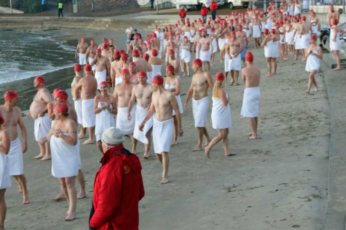 Hơn 700 người khỏa thân tham gia lễ hội bơi ở australia