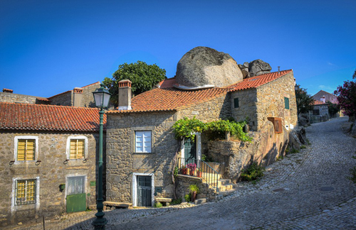Ngôi làng nằm dưới những tảng đá nặng 200 tấn