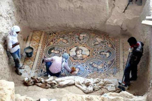 Thổ nhĩ kỳ khai quật bức tranh ghép 2000 tuổi dưới lòng đất
