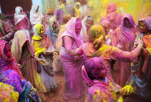 Ấn độ chìm trong sắc màu của lễ hội holi 2015