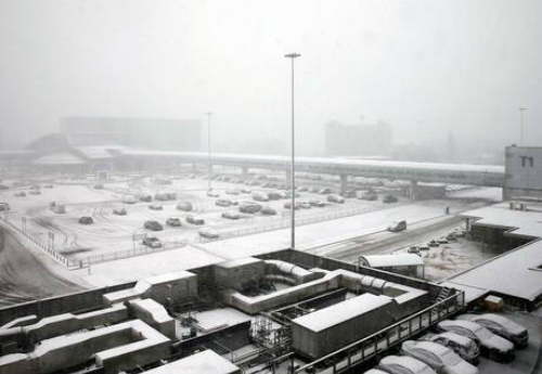 Bão tuyết khiến nhiều khách du lịch bị kẹt tại sân bay anh