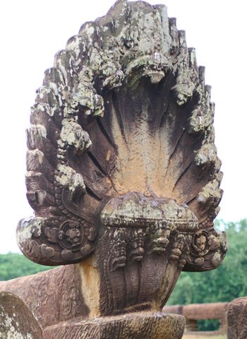 Cầu đá ong 1000 năm tuổi gần angkor wat
