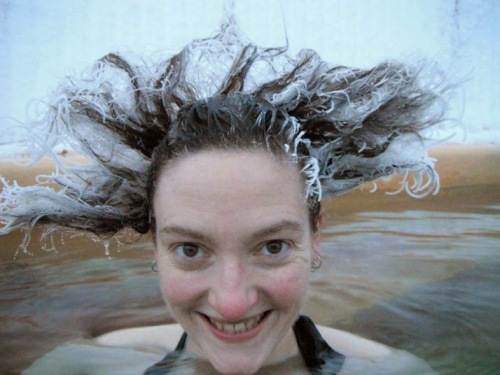 Tắm suối nước nóng thi tóc đóng băng
