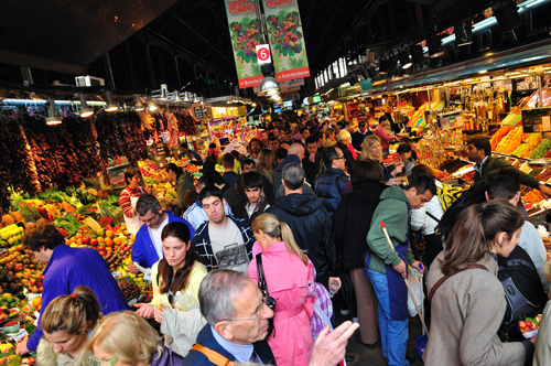 Barcelona cấm du khách tụ tập quá đông khi đi chợ