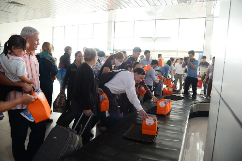 Hành khách nhận quà 2010 tại sân bay