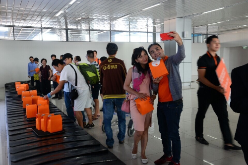 Hành khách nhận quà 2010 tại sân bay