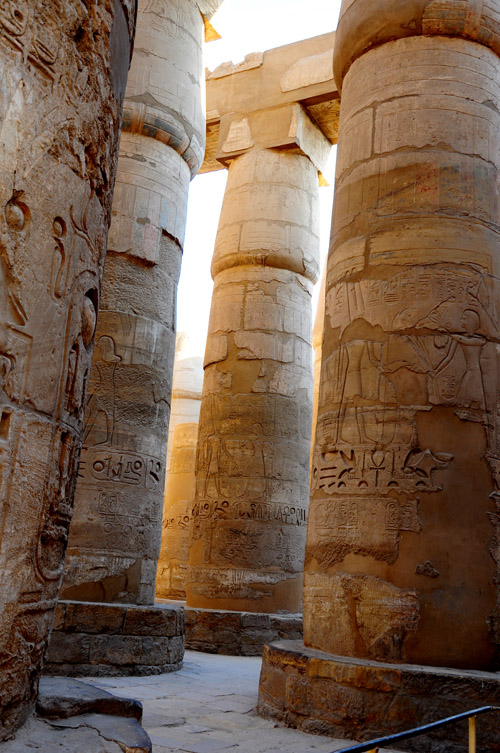 Karnak đền thiêng giữa sa mạc nóng bỏng