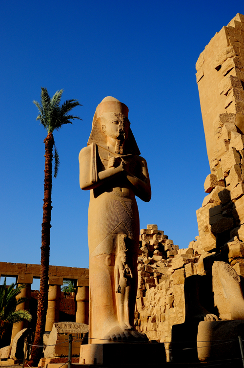 Karnak đền thiêng giữa sa mạc nóng bỏng