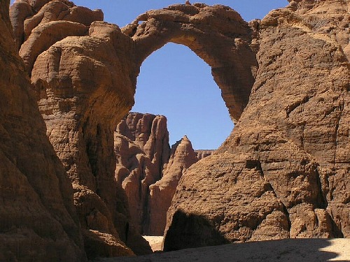 Những tảng đá bí ẩn giữa sa mạc sahara