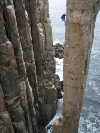 Cột đá totem pole thử thách của các nhà leo núi