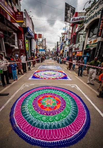 Nghệ thuật vẽ thảm rangoli trên đường phố ấn độ