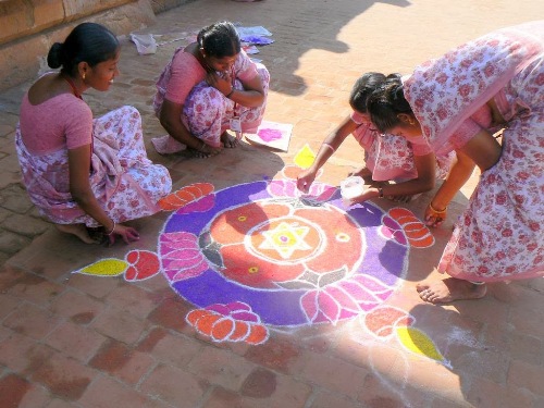 Nghệ thuật vẽ thảm rangoli trên đường phố ấn độ