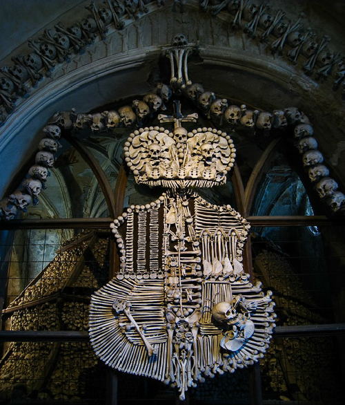 Nhà thờ trang trí bằng xương và sọ người ở czech