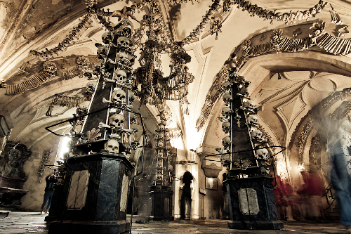 Nhà thờ trang trí bằng xương và sọ người ở czech