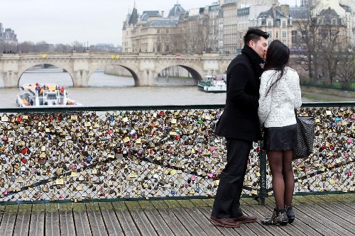 Paris tính chuyện giải cứu cho các cây cầu lãng mạn