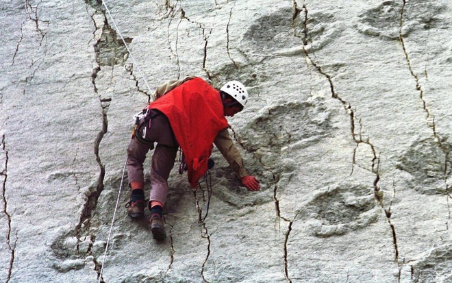 Bức tường đá in dấu 5000 vết chân khủng long