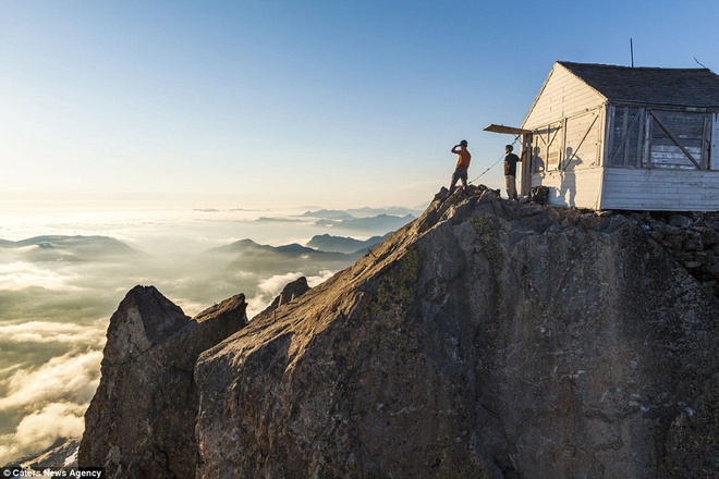 Du khách săn mây trên đỉnh núi đá cao hơn 2000 m