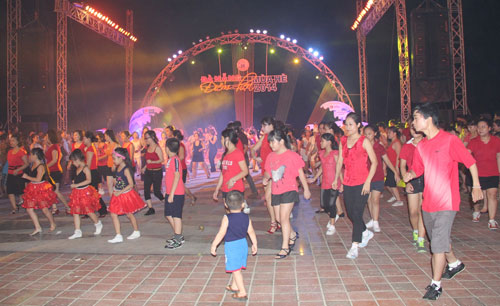Những màn khiêu vũ khuấy đảo đường phố tại điểm hẹn mùa hè - đà nẵng
