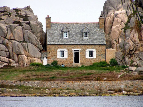 Castel meur - ngôi nhà kẹp giữa hai ngọn núi đá